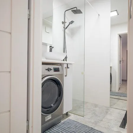 Spacious 4-room Apartment, Near Airport, Free Parking 公寓
