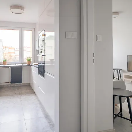 Spacious 4-room Apartment, Near Airport, Free Parking * 弗罗茨瓦夫