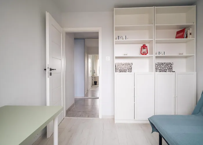 Przestronny 4-pokojowy Blisko Lotniska Apartament