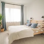 Spacious 4-room Apartment, Near Airport, Free Parking Apartment *
