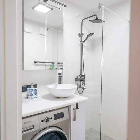 Spacious 4-room Apartment, Near Airport, Free Parking * Breslavia