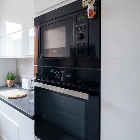 Przestronny 4-pokojowy Blisko Lotniska Apartmán Vratislav