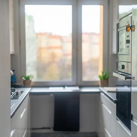 Spacious 4-room In Wroclaw, Free Parking, Balcony, Near Airport *