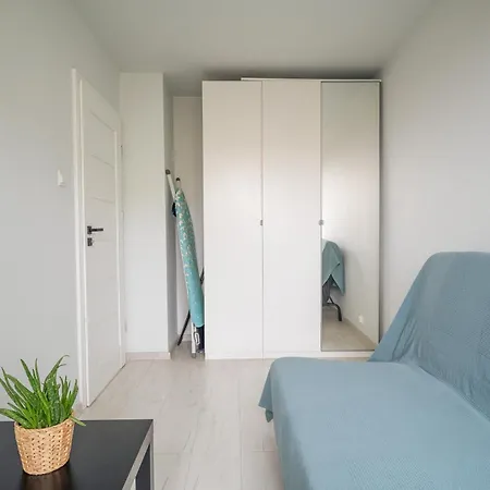 Przestronny 4-pokojowy Blisko Lotniska Apartmán *