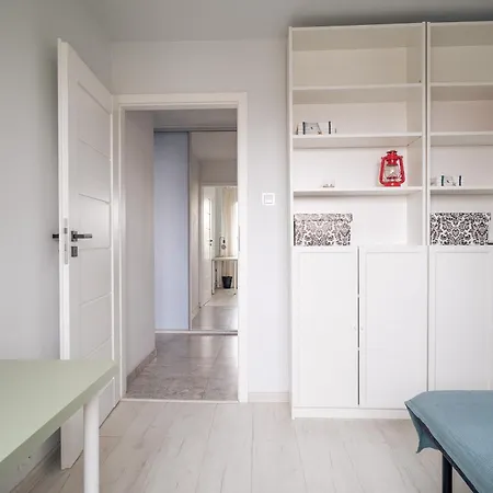 Przestronny 4-pokojowy Blisko Lotniska Apartmán