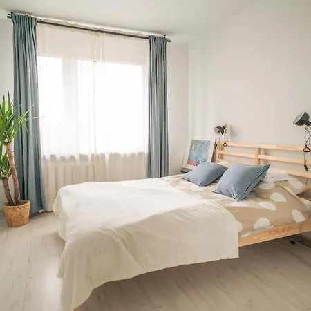 Przestronny 4-pokojowy Blisko Lotniska Apartmán *