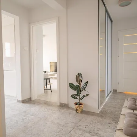 Przestronny 4-pokojowy Blisko Lotniska * Vratislav