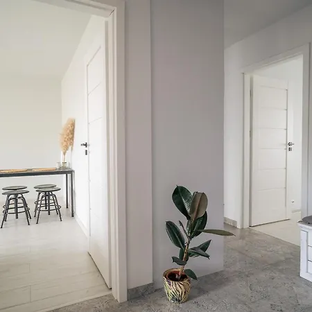 Przestronny 4-pokojowy Blisko Lotniska Apartmán *