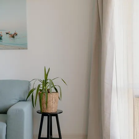 Spacious 4-room In Wroclaw, Free Parking, Balcony, Near Airport Breslavia