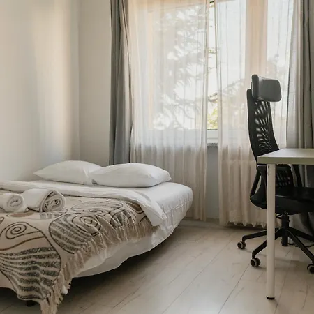 Spacious 4-room In Wroclaw, Free Parking, Balcony, Near Airport *