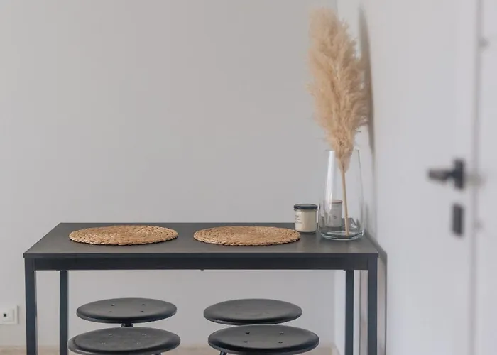 Przestronny 4-pokojowy Blisko Lotniska Διαμέρισμα